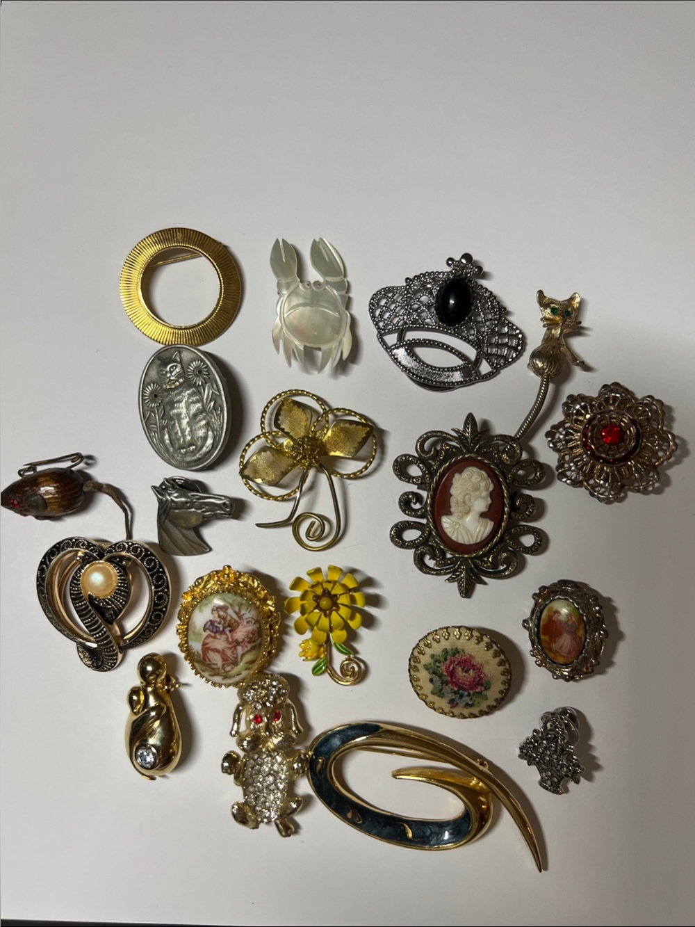 Vintage lot of 19 Brooches/ scarf clip
